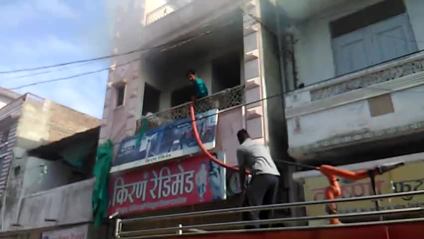 सुमेरपुर: सुमेरपुर में मेन बाजार में  पटाखों की दुकान में लगी आग#sumerpur #rajsathan #news24 ﻿