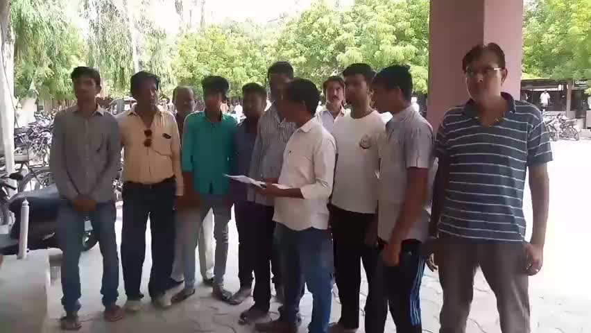 बाड़मेर: जिला कलक्टर के तबादले के विरोध में युवा हुए लामबंद जताया विरोध सौंपा ज्ञापन

﻿#100smart #cmorajasthan #mahindra﻿