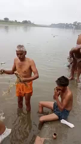 शिकोहाबाद: पित्र अमावस्या के पर्व पर बटेश्वर में श्रद्धालुओं ने पितरों को जल अर्पण किया#1 #13_ ﻿#ghanshyamtaneja1