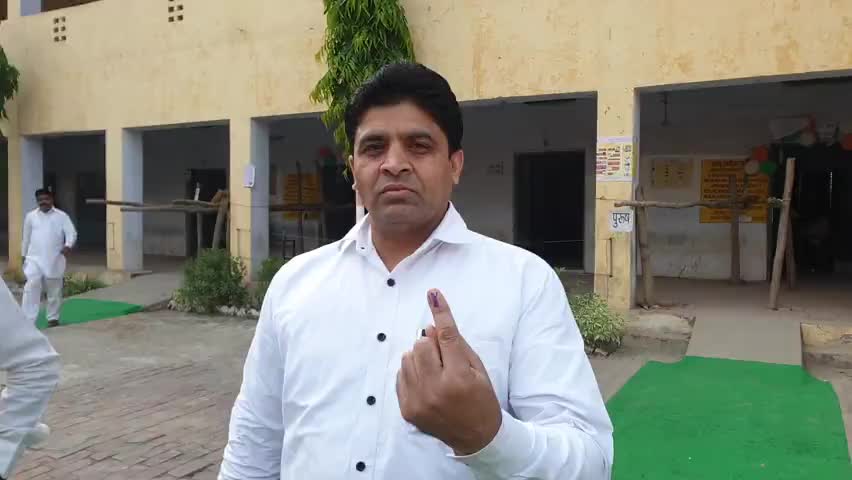 #नानौता(सहारनपुर)- चेयरमैन पति ने किया किसान सेवक इंटर कॉलेज में मतदान