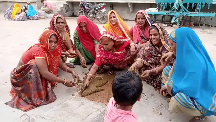 चित्तौड़गढ़: सावा में दिपोउत्सव के दुसरे दिन गोर्वधन पूजा पर गोर्वधन जी बनाती महिला मंडल सदस्याएं
#सावालाइव