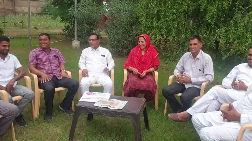बीकानेर: जिला प्रमुख सुशीला सीवर निकाय चुनावों को लेकर कार्यकर्ताओ से चर्चा करते हुवे 
#29 bangla bikaner