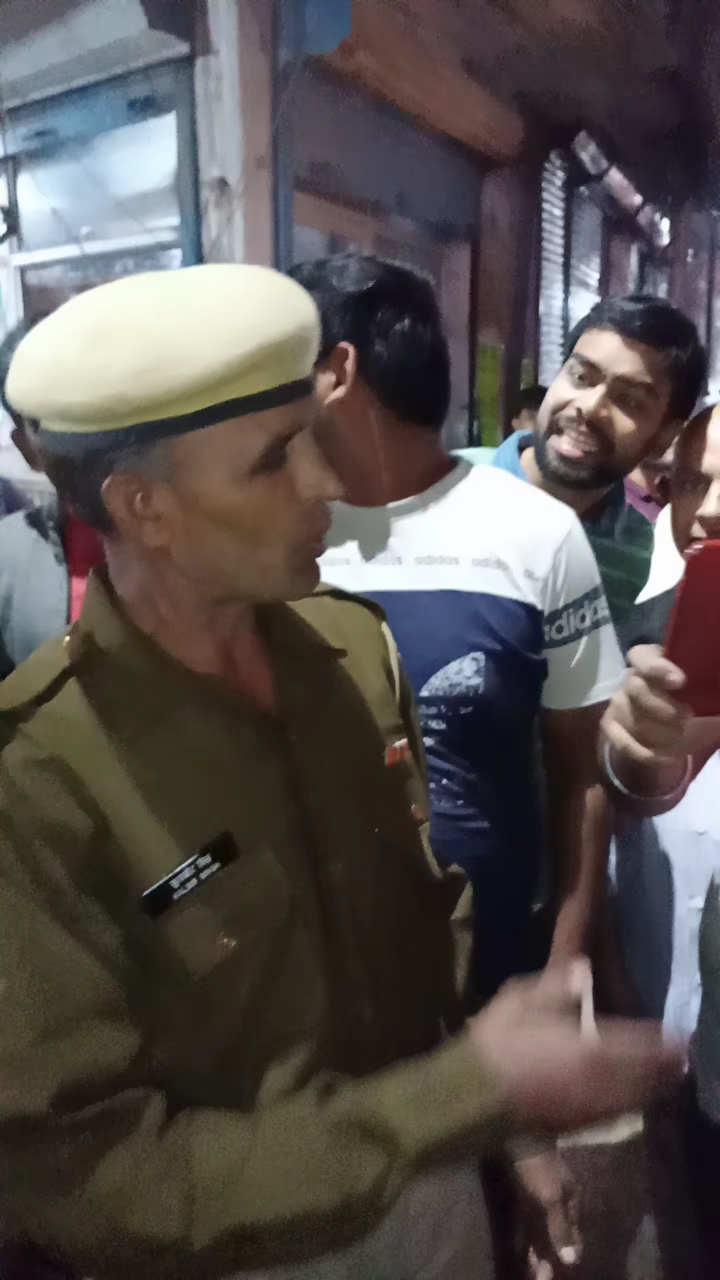फरीदाबाद: #60_फूट नैन चौक #फरीदाबाद
 पुलिसकर्मियों ने शराब पीकर साइकिल सवार युवक से की मारपीट....
#fbd #nainchouk #nangla #dabua