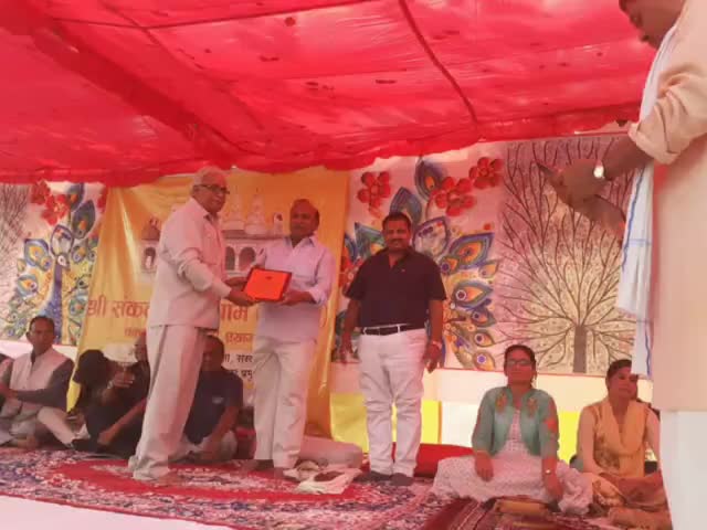 #चांदी में आयोजित कवि सम्मेलन कार्यक्रम में सम्मानित किए गए मुख्य अतिथि।