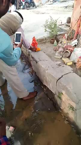 जौनपुर: नई गंज मे अचानक नीम के पेड से पानी निकलने लगा ये चमत्कार है या कुछ और#pankaj nishad Sonpura