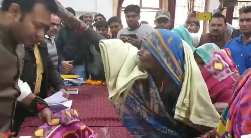 चरखारी: चरखारी विधायक माननीय #बृजभूषण राजपूत जी के द्वारा #कंबल वितरण कार्यक्रम ब्लॉक सभागार #चरखारी में संपन्न हुआ