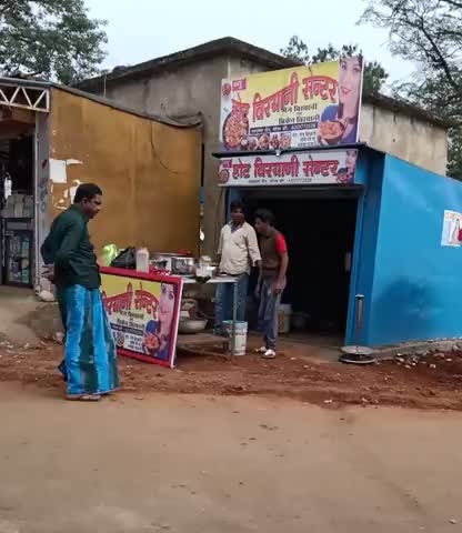गोला: आज गोला बाज़ार तांड में 
#HOT BRIYANI CENTRE KI OPENING