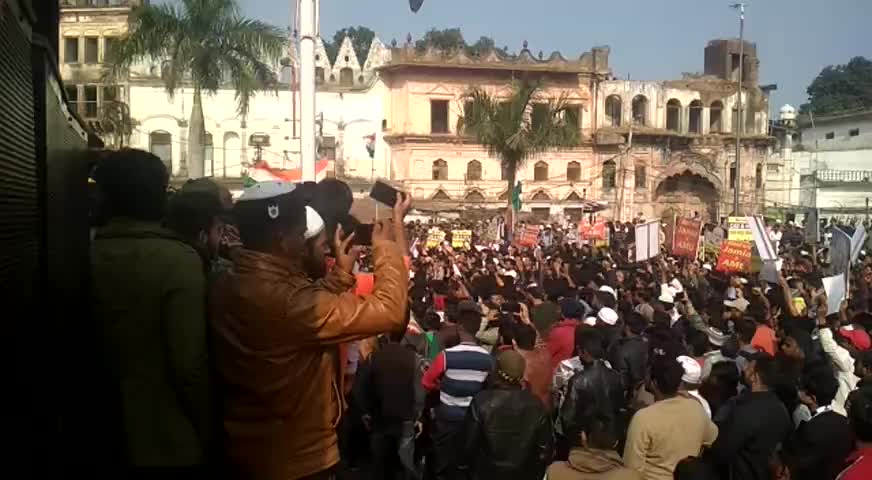 हुज़ूर: Bhopal me #Cab or nRc ki gandi wadi tareeke se Protest ki gyi jisme badi sakhiya me log phuche