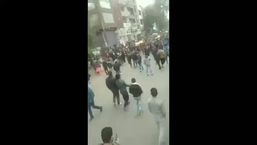 मॉडल टाऊन: सीलमपुर हिंसा मामले में 8 लोग गिरफ्तार, पुलिस ने किया फ्लैग मार्च
#CAB #NRC #protest #seelampur #satyaketansamachar