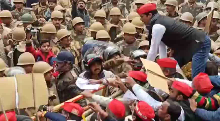 सीतापुर: इंकलाब जिंदाबाद
हर ज़ोर-ज़ुल्म के टक्कर में,
संघर्ष हमारा नारा है........
#जय_समाजवाद