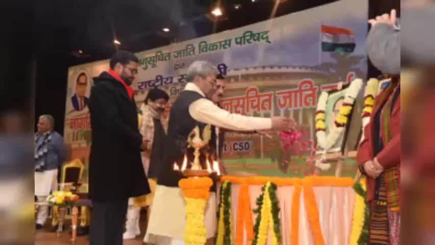 नई दिल्ली में नागरिक संशोधन अधिनियम और अनुसूचित जाति समाज पर संगोष्ठी की शुरुआत बाबा साहब को पुष्पांजलि देकर एवं दीप प्रज्वलित कर किया। #caajanjagran