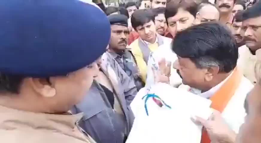 बेटा बल्ले से अधिकारियों को पीटता है,बाप अधिकारियों को शहर में आग लगाने की धमकी दे रहा है... #ShameOnBJP
