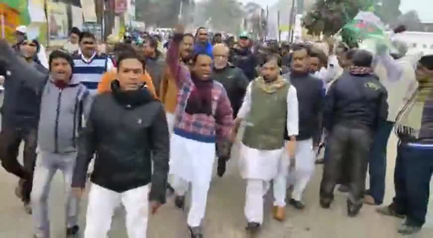 मानव श्रृंखला में भाग लेने पैदल मार्च कर नारे लगाते जाते हुए बिहारशरीफ नगर जिला जदयू परिवार...
#HumanChain2020