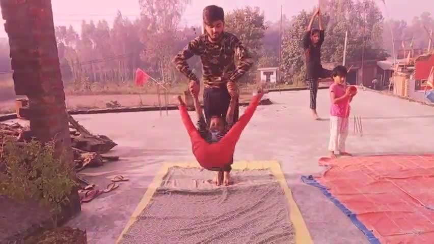 गोंडा: कठिन योगाभ्याश #024578iug ﻿