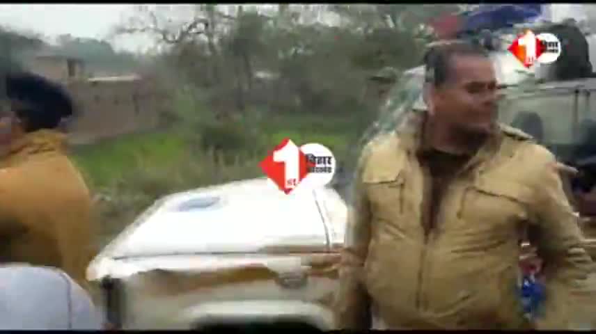 बिहार: Human Chain  के दौरान BDO साहेब को गर्म मिजाज दरोगा ने धो दिया  देखिए  Video   
#fbvideo﻿#drsushilkrgupta