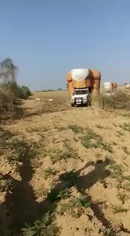 जोधपुर: #किसकी तारीफ करें 🤔
गाड़ी के ड्राईवर की,
गाड़ी में भूसाभरने वाले की, 
गाड़ी बनाने वाले कम्पनी की