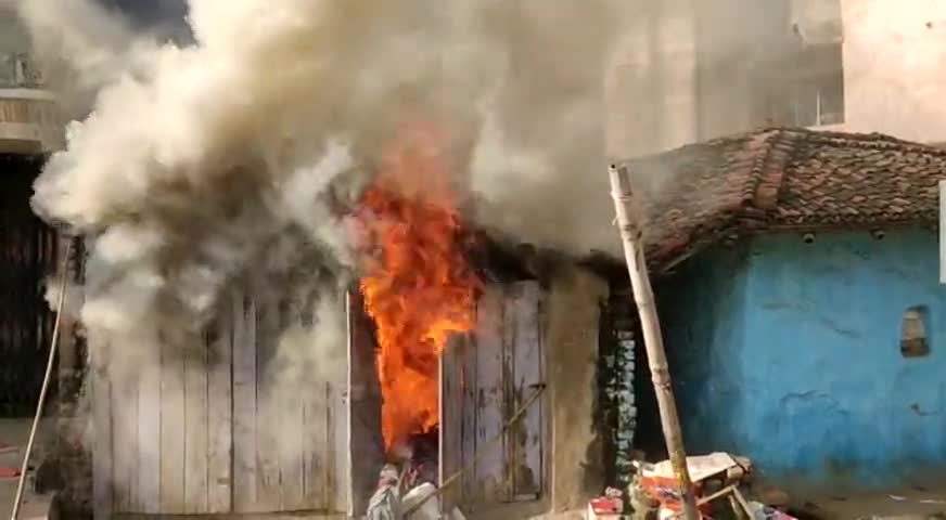 लोहरदगा: Lohardaga me ek ghar ko v jala diya gya#lohardaganews #lateharnews #chandawanews﻿#lohardagane