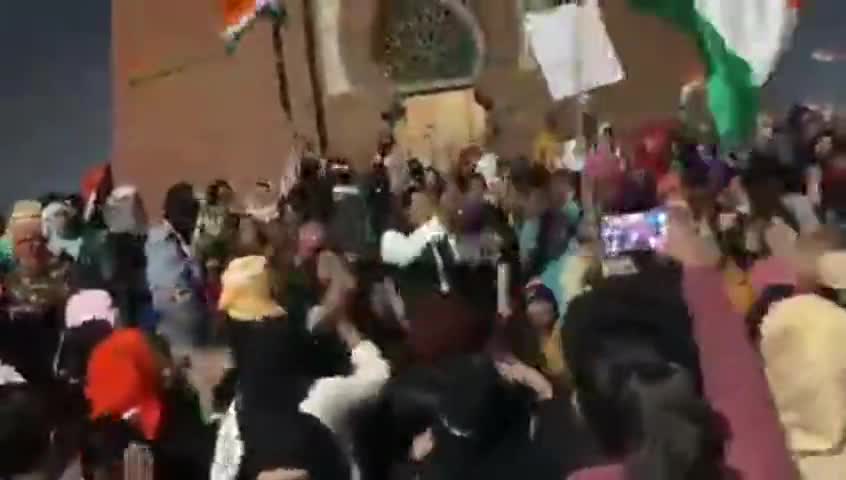 घंटाघर, लखनऊ में CAA और NRC के खिलाफ प्रदर्शन कर रही महिलाओं का साथ देते हुए युवजन सभा नि.राष्ट्रीय अध्यक्ष विकास यादव  #हल्लाबोल