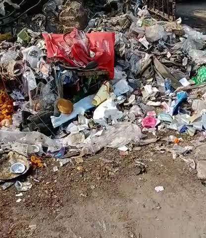 बल्लबगढ़: तिकोना पार्क #वैष्णो_देवी मंदिर के साइड में पड़ा है बहुत सारा कबाड़ा #faridabad #mcf #mayor #news #caa