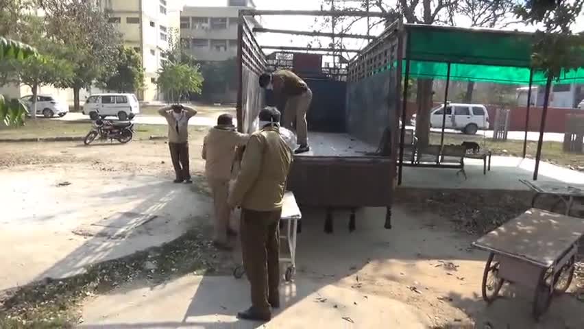 झज्जर: झज्जर-बहादुरगढ़ मार्ग पर एक अज्ञात युवती का शव सडक़ किनारे जमीन में दबा हुआ मिला, पुलिस ने जताई हत्या की आशंका #shav #hatya #police #governmenthospita