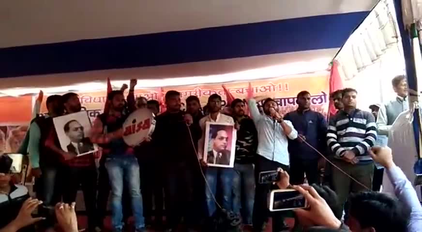 आरा के अबरपुल में CAA, NRC और NPR के खिलाफ अनिश्चितकालीन धरना आज पाँचवें दिन भी जारी।
#Azaadi
#No_NRC #No_CAA