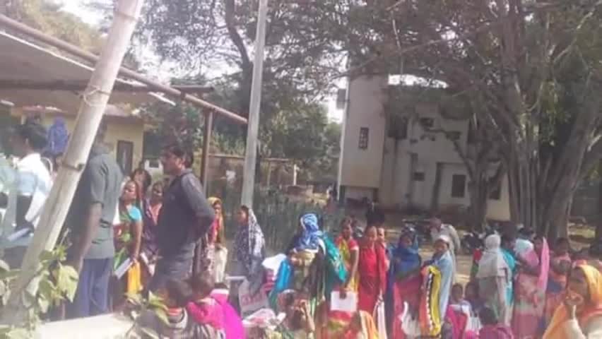 रोहतास: रोहतास के RTPS काउंटर पर सुविधाओं का अभाव, आवेदन जामा करने के लिए लग रही है लंबी लाइन #rtps