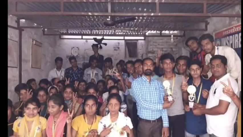 सिवान: कोचिंग संस्था ने आयोजित की प्रतियोगिता, उत्तीर्ण होने वाले छात्रों को शील्ड व मेडल देकर किया सम्मानित #प्रतियोगिता #मेडल