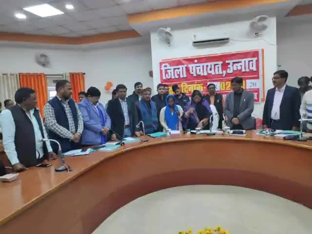 उन्नाव: जिला पंचायत कार्यालय में पति की मृत्यु के बाद पत्नी अंजू ने संभाली जिला पंचायत की कमान, दिलाई गई शपथ #जिला_पंचायत #शपथ