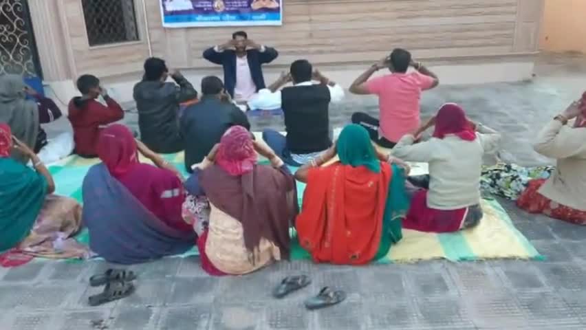 देसूरी: रानी तहसील के गांव खारड़ा में योग शिविर का हुआ आयोजन, ग्रामीणों को सिखाए जा रहे हैं योग #योग_शिविर #पतंजलि