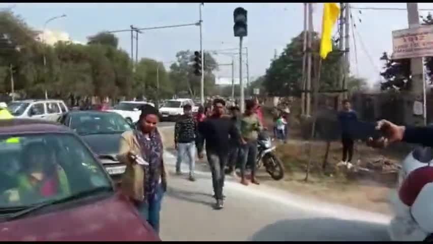 फरीदाबाद: 34वें अंतरराष्ट्रीय सूरजकुंड मेले में ट्रैफिक पुलिस के कर्मी ने पत्रकार के साथ की हाथापाई #हाथापाई #पुलिस