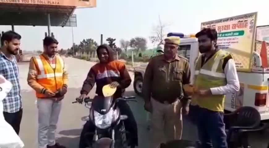 नोहर: टोपरिया टोल प्लाजा पर रिडकोर व पुलिस ने मनाया सड़क सुरक्षा सप्ताह #सड़क_सुरक्षा #पुलिस