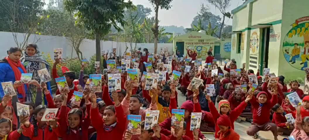 फरेंदा: प्राथमिक विद्यालय सेमरडांड़ी में बच्चों को बांटी गई जनरल नॉलेज की पुस्तकें #शिक्षा #सरकारी_स्कूल