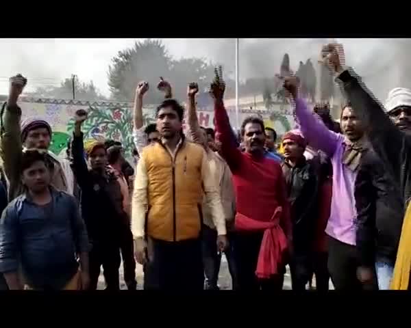 संपतचक: कंकड़बाग टेम्पो स्टैंड के पास सफाईकर्मियों का उग्र प्रदर्शन, पुलिस बल मौजूद #प्रदर्शन #सफाईकर्मी