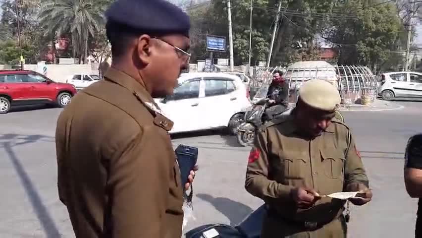 हिसार: मटका चौक पर ट्रैफिक पुलिस ने चलाया विशेष वाहन चेकिंग अभियान, काटे चालान #ट्रैफिक_पुलिस #चेकिंग_अभियान