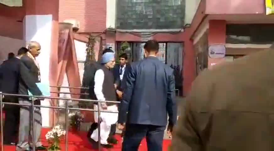 चाणक्यपुरी: पूर्व प्रधानमंत्री मनमोहन सिंह ने निर्माण भवन में जाकर किया मतदान #दिल्ली_चुनाव #मनमोहन_सिंह