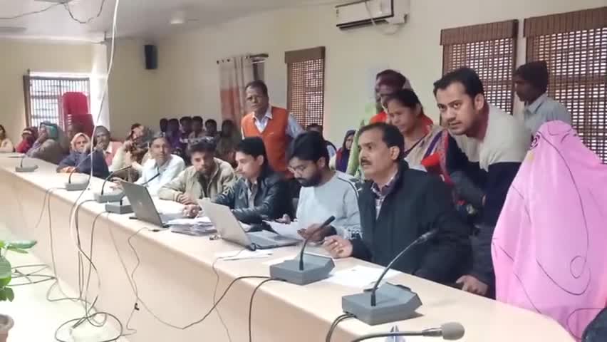 ललितपुर: कलेक्ट्रेट सभागार में अधिकारियों ने पीएम आवास योजना के लाभार्थियों की समस्याओं को सुना, दिया आश्वासन #पीएम_आवास_योजना