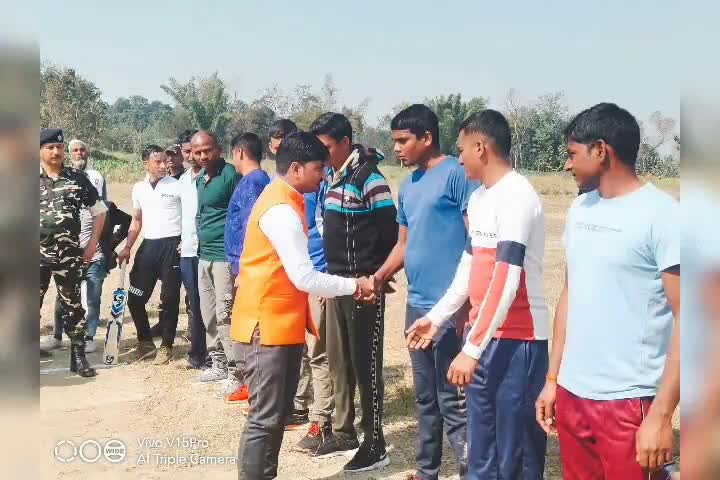 शोहरतगढ़: रेडवरिया में युवा भाजपा नेता ने महासम्राट क्रिकेट क्लब द्वारा आयोजित क्रिकेट प्रतियोगिता का किया उद्घाटन #खेलकूद