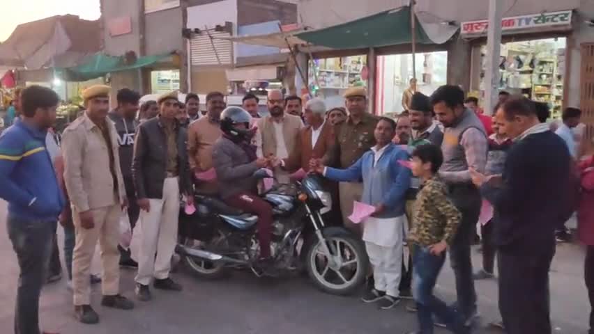 विजयनगर: पुलिस ने मनाया 31वां अंतरराष्ट्रीय सड़क सुरक्षा सप्ताह, वाहन चालकों को दी यातायात नियमों की जानकारी #सड़क_सुरक्षा_सप्ताह