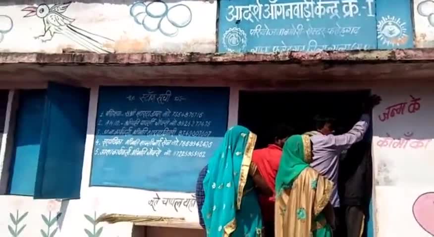 बमोरी: फतेहगढ़ में आधार कार्ड बनाने के नाम पर लोगों से वसूला जा रहा है मनमाना पैसा #आधार_कार्ड #अवैध_वसूली