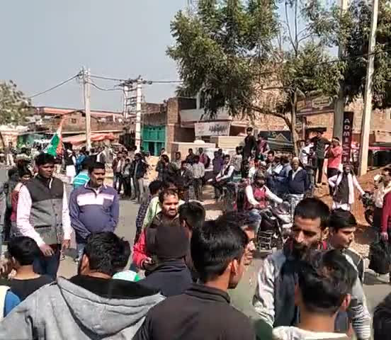 सिकंदरा: sikandra ma #kanhiya Kumar ka swagat karta hua log...