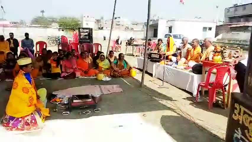 बलिया: बलिया चमडिया मैदान में 18 से 24 फरवरी तक चलने वाले 24 कुंडीय गायत्री महायज्ञ को लेकर किया गया भूमि पूजन #यज्ञ #भूमि_पूजन