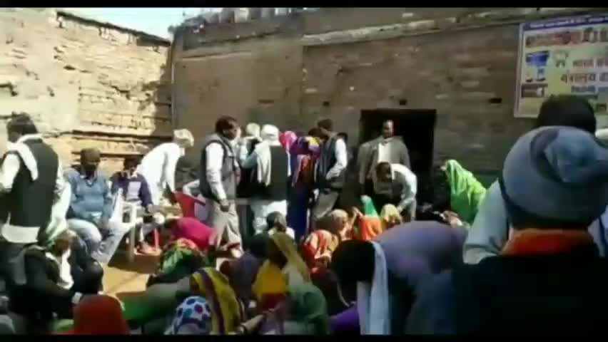 भांडेर: सालोनबी में निरोगी भारत अभियान के तहत डॉ.पीआर कुशवाहा ने लगाया निःशुल्क नेत्र जांच शिविर #नेत्र_जांच_शिविर