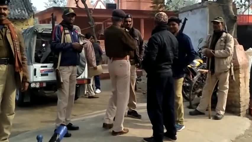 पचरुखी: चांप गांव निवासी फरार आरोपित के घर सराय थाना पुलिस ने की कुर्की, पुलिस बल रहा तैनात  #फरार #कुर्की