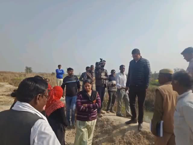 मोहनलालगंज: गोसाईंगंज के कई गांवों में भूमाफियाओं द्वारा सरकारी ज़मीनें कब्ज़ाने के विरोध में उतरे ग्रामीण #भूमाफिया