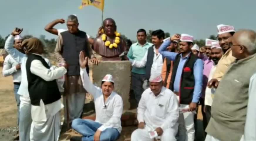 कोरांव: कोरांव के सनेहवा इलाके में सरदार सेना के कार्यकर्ताओं द्वारा लगाई गई सरदार पटेल की मूर्ति #सरदार_पटेल