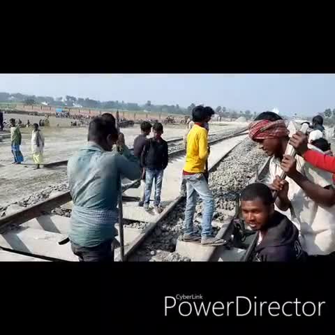 वैशाली: वैशाली रेल लाइन पर नाबालिग बच्चों से काम करवा रहे हैं रेलवे के ठेकेदार #बाल_मजदूरी