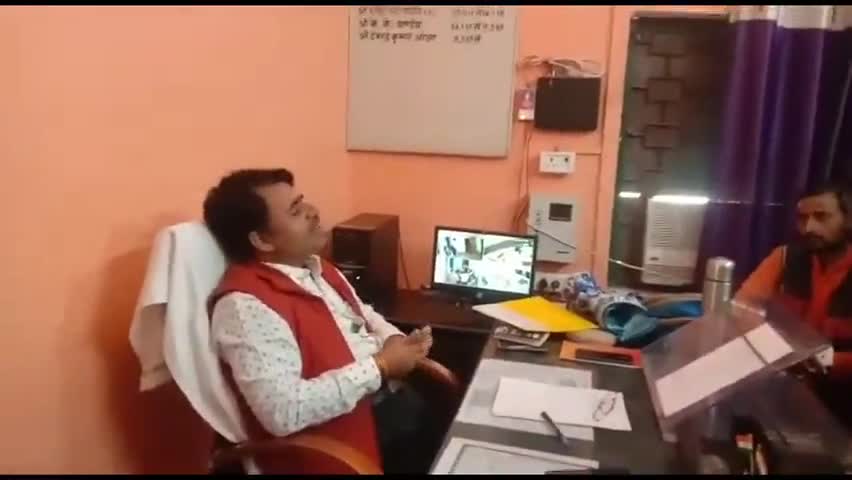बारा: विकास खंड जसरा के सफाईकर्मियों की अनियमितताओं के चलते ग्रामीणों ने किया BDO का घेराव #सफाईकर्मी #बीडीओ
