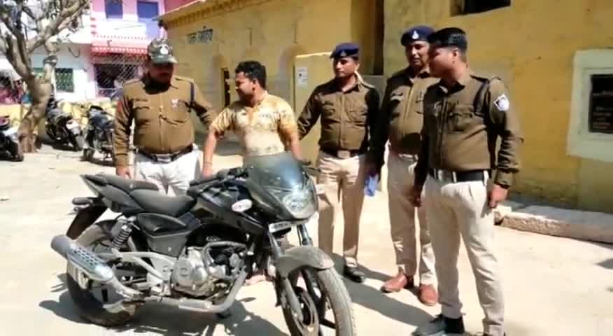 हुज़ूर: रीवा अमहिया पुलिस ने शातिर बाइक चोर को बाइक सहित किया गिरफ्तार।#शातिर वाईक चोर गिरफ्तार#