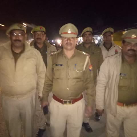 बांसी: गोल्हौरा थानाध्यक्ष महेंद्र कुमार चौहान ने हमराहियों के साथ जिगनिहंवा कस्बे में की पैदल गस्त #पुलिस #शांति_व्यवस्था