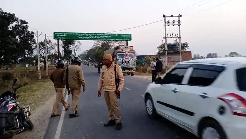 बांसी: गोल्हौरा उपनिरीक्षक ने इटवा-बांसी रोड पर की वाहन चेकिंग, चालकों को हेलमेट व सीट बेल्ट लगाने के दिए निर्देश #सड़क_सुरक्षा